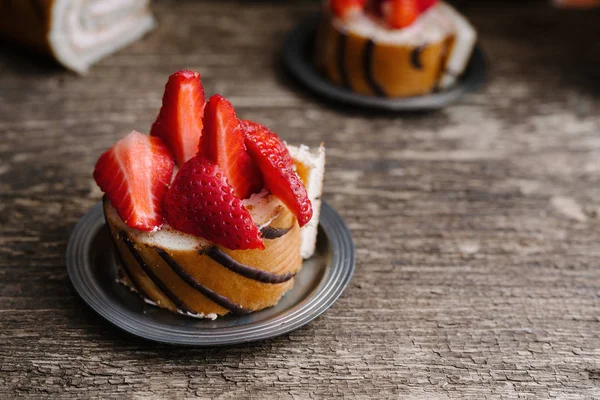 Ρολό μπισκότου με φράουλες και σοκολάτα — Φωτογραφία Αρχείου