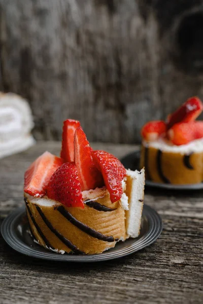 Ρολό μπισκότου με φράουλες και σοκολάτα — Φωτογραφία Αρχείου