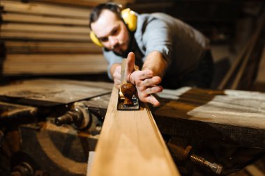 İş yerinde atölyesinde marangoz