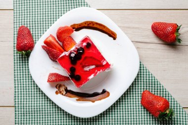 Taze pişmiş pasta çilekli jöle tepesi ile.