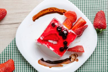 Taze pişmiş pasta çilekli jöle tepesi ile.