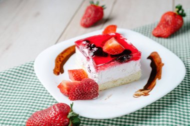 Taze pişmiş pasta çilekli jöle tepesi ile.