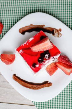 Taze pişmiş pasta çilekli jöle tepesi ile.