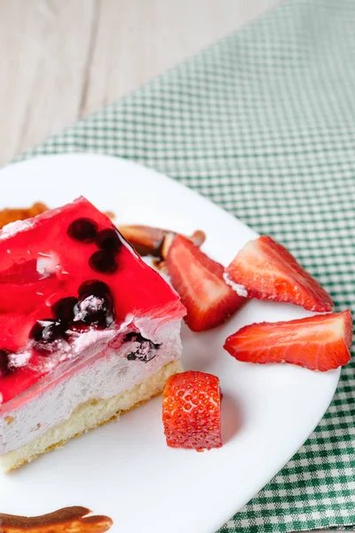 Frisch gebackener Kuchen mit Erdbeergelee-Belag. — Stockfoto