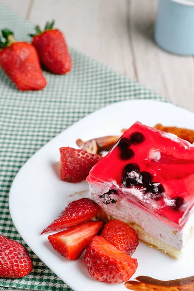 Färskt bakat tårta med strawberry jelly toppning. — Stockfoto