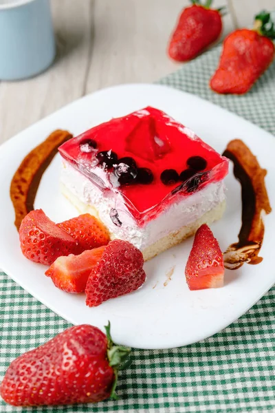 Fresh baked cake with strawberry jelly topping. — Stock Photo, Image