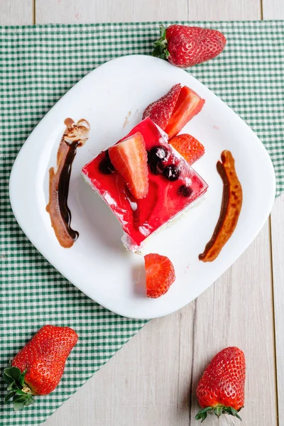 Fresh baked cake with strawberry jelly topping. — Stock Photo, Image