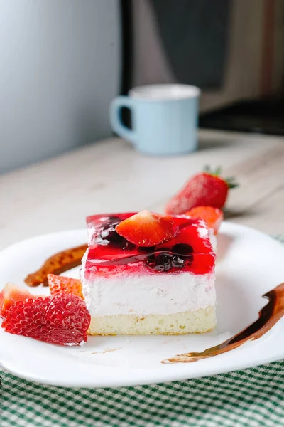 Taze pişmiş pasta çilekli jöle tepesi ile.