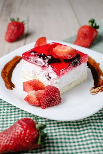 Fresh baked cake with strawberry jelly topping. — Stock Photo, Image