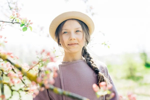 Retrato de uma menina em um chapéu close-up de uma primavera — Fotografia de Stock
