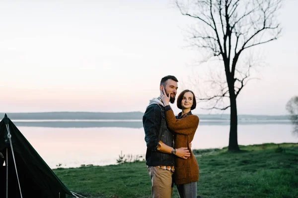 Jeune couple amoureux sur un pique-nique en plein air — Photo