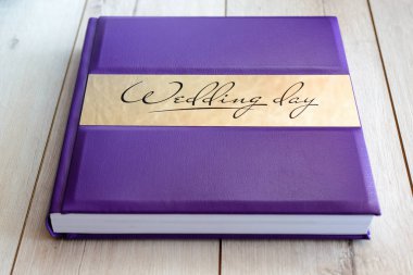 Düğün kitap ahşap arka plan üzerinde