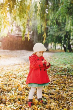 Kız kırmızı sonbahar ceket