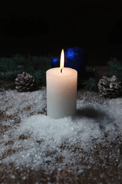木制底座上的圣诞蜡烛 — 图库照片