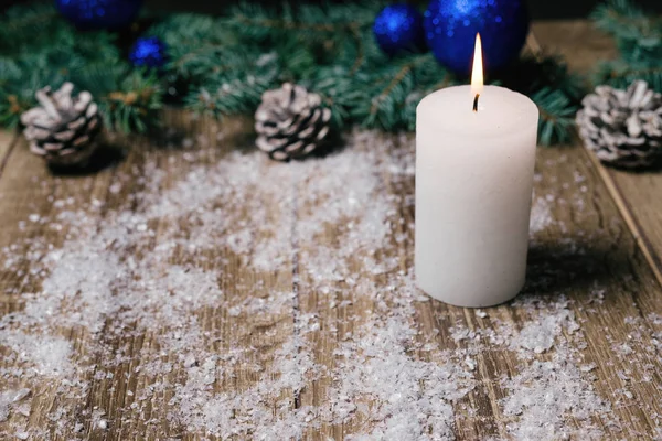Рождественская свеча на деревянном фоне Стоковое Изображение