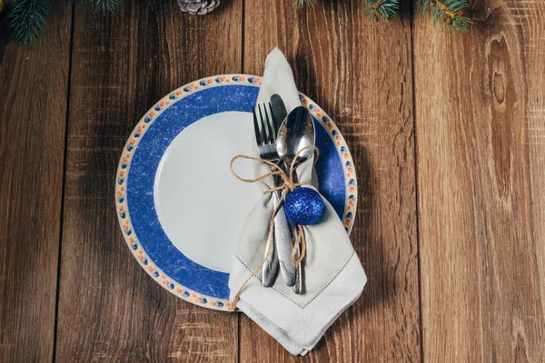 Χριστουγεννιάτικο τραπέζι, που υπηρετούν σε μπλε τόνους Royalty Free Εικόνες Αρχείου