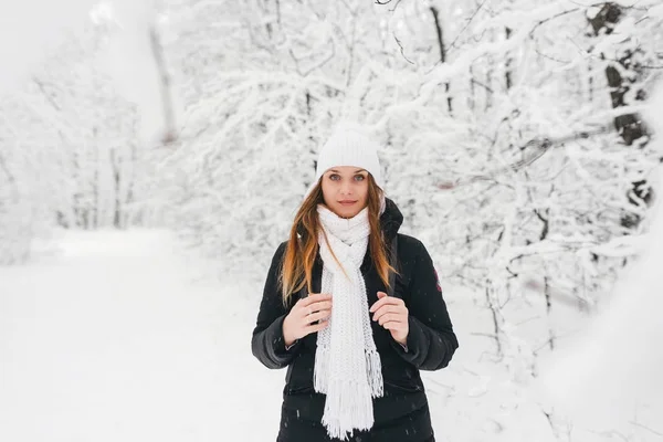 Beyaz kış orman içindeki güzel genç kız — Stok fotoğraf