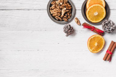 Kes, tarçın, ceviz beyaz bir arka planda turuncu. Dalları Noel ağaçları, hediyeler ve çarpmak. Düz bir yere kopyalamak için bir üst görünümden bir yer. Tatil.