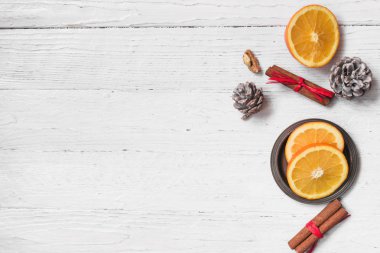 Kes, tarçın, ceviz beyaz bir arka planda turuncu. Dalları Noel ağaçları, hediyeler ve çarpmak. Düz bir yere kopyalamak için bir üst görünümden bir yer. Tatil.