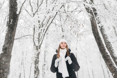 Beyaz kış orman içindeki güzel genç kız
