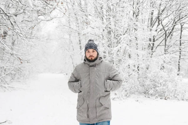 Ένας άντρας σε ένα χιονισμένο δάσος Εικόνα Αρχείου