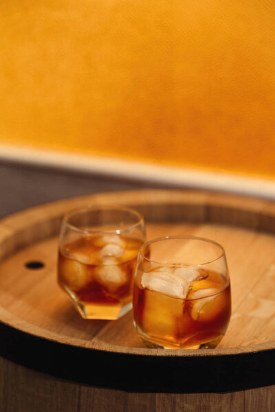 Стакан виски на деревянном фоне вблизи
