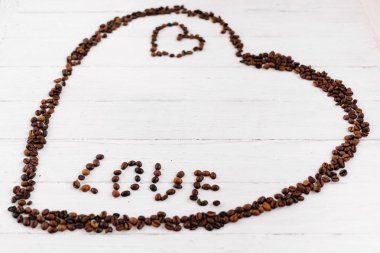 Kalp şekli ve sevgi ile kahve çekirdekleri