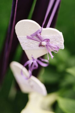 mor tonları dekorasyonda Beyaz ahşap kalpler, düğün dekorasyon