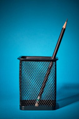 bir tel örgü kalem tutucu bir kalem.