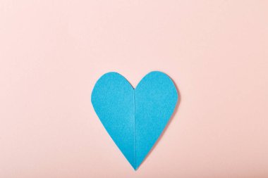 Mavi kağıt kalp pembe kağıt üzerinde