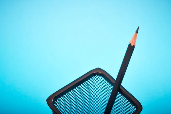 Un lápiz en un soporte de lápiz de malla de alambre . — Foto de Stock