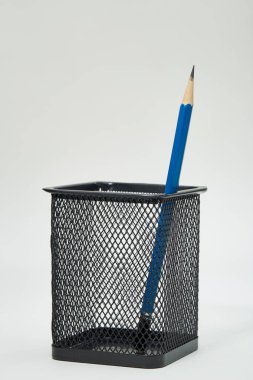 Metal tencerede kalemler 