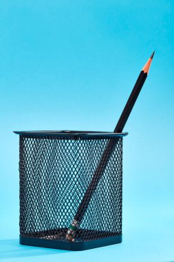 bir tel örgü kalem tutucu bir kalem.