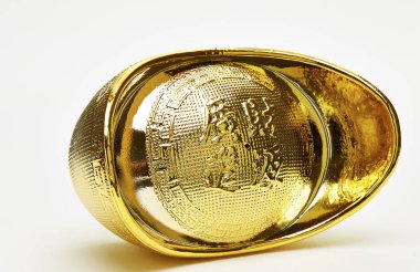 Beyaz arka plan üzerinde izole Çin Altın külçeler