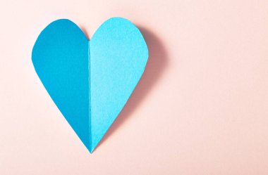 Mavi kağıt kalp pembe kağıt üzerinde