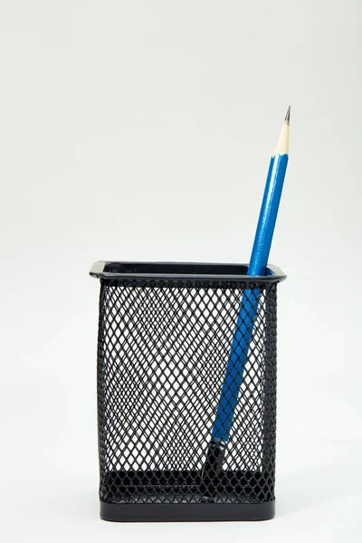 Beyaz bir arka plan üzerinde metal tencerede kalemler