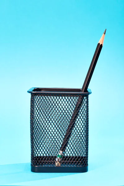 bir tel örgü kalem tutucu bir kalem.