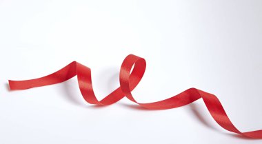 Beyaz arkaplanda kırmızı kurdele 