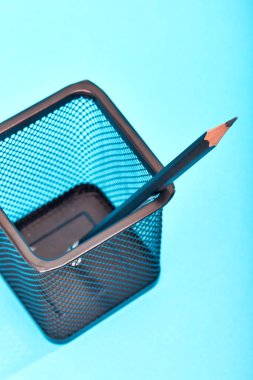 bir tel örgü kalem tutucu bir kalem.