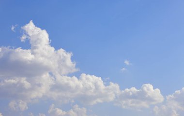 Gökyüzündeki beyaz bulut