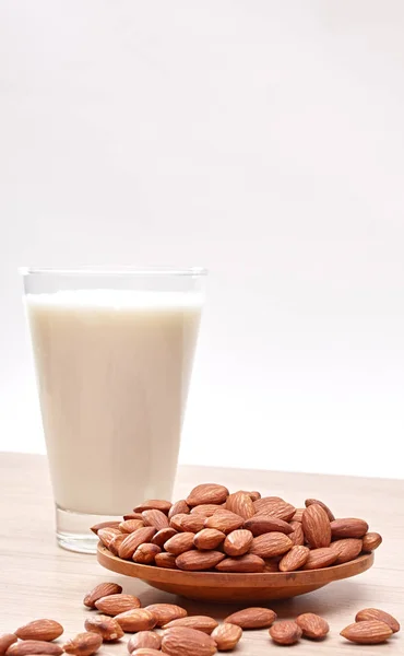 Mandlové mléko ve skle — Stock fotografie