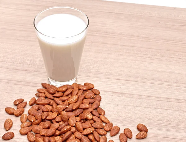 Leche de almendra en vidrio — Foto de Stock