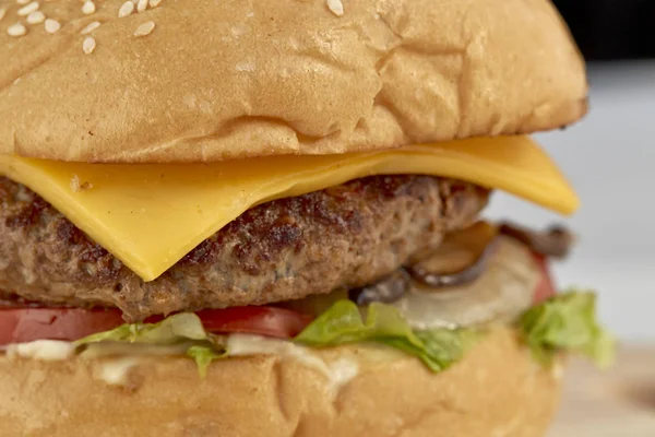 Deliciosa hamburguesa con carne —  Fotos de Stock