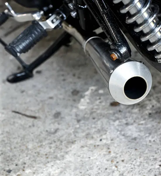 Выхлопная труба большого хромированного мотоцикла — стоковое фото