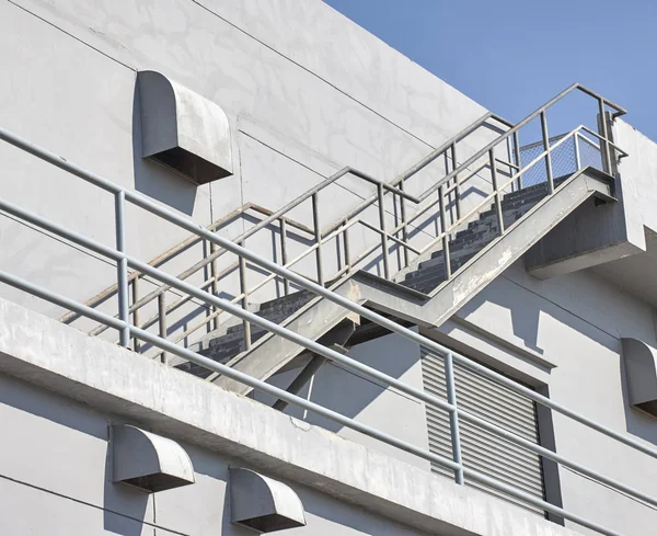 Endüstriyel merdiven wallsteel merdiven ile sıva duvar — Stok fotoğraf