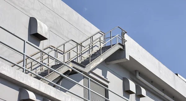 석고 벽 강철 계단 — 스톡 사진