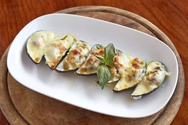 Peynir ile kızarmış midye