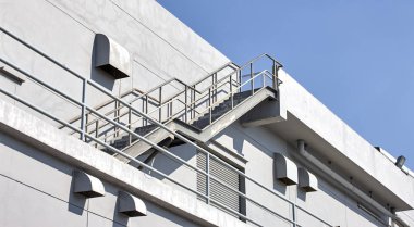 Alçı duvar ile çelik merdiven