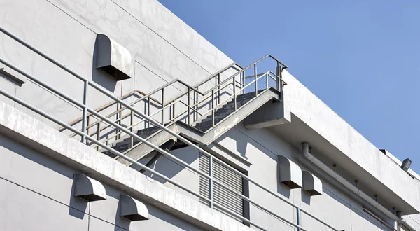 Acél lépcsőház a gipszkarton fal — Stock Fotó