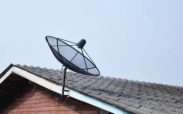 Antena parabólica en el techo — Foto de Stock